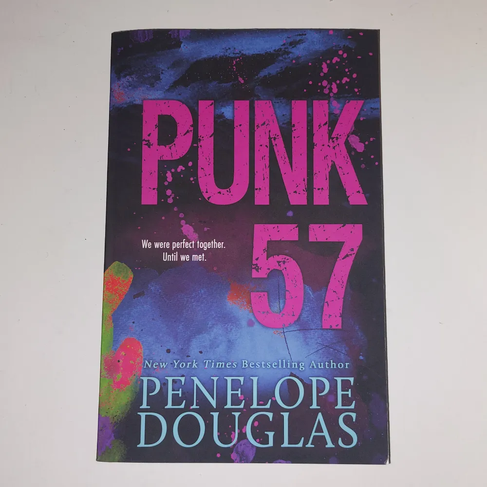 Punk 57 av Penelope Douglas.  Aldrig läst, nyskick. (Har dock läst den som E-bok).  Passar dig som gillar mörk romantik ;)                                                  FRI FRAKT FRAM TILL 19 APRIL!. Övrigt.