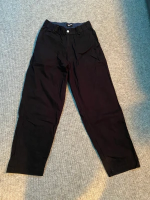 Svarta chinos - Säljer ett par svarta byxor mot chinos hållet i storlek 170 junior eller va xs-s i vuxen av de danska märket Molo. Använda Max 5 gånger så gott som nya. Ganska baggy fit