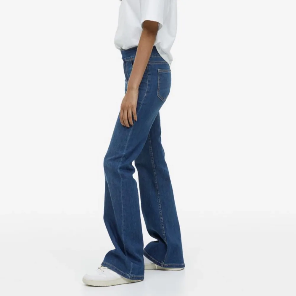Intressekoll!! Lågmidjade mörkblåa jeans från hm i 38 super snygga!! Helt slutsålda . Jeans & Byxor.