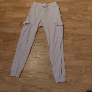 Rosa mjukisbyxor  - Rosa med fickor på båda sidor av benen och dom är använda ca 3 ggr.