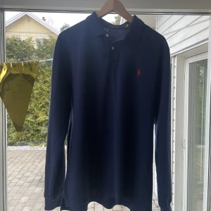 Ralph Lauren piké - Långärmad Ralph Lauren piké i stl stl L. Köpt på Ralph Lauren för 1300kr 2 veckor sedan.  Nyskick!