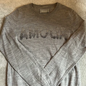 Zadig Voltaire tröja - En till jätte fin Zadig Voltaire tröja som jag säljer pga att den inte kommer till användning nypris 1500🫶Är i stolek men passar S och m