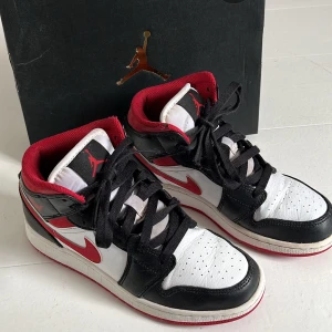 Air Jordan 1 i storlek 36,5 - Jätte fina röda  air Jordan 1 i storlek 36,5, skick använda