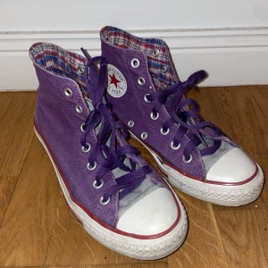 CONVERSE - Tvärsnygga lila Converse! Säljer bara för att de är för små för mig. Nästan ny skick, endast använda ett fåtal ggr. 