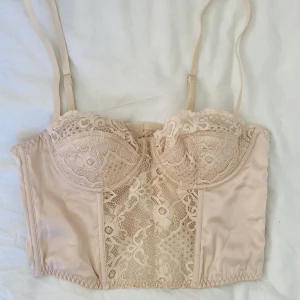 Korsett - Så fin korsett från Urban outfitters som aldrig är använd då den är för liten för mig, passar nog bäst på a/b kupa❣️❣️nypris: 449kr 