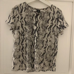 T-shirt - Tröja från Lindex i storlek L, men som är liten i storleken💗✨