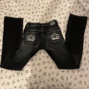 Kronjeans  - Snygga lågmidjade flarejeans med kroner på fickorna. Perfekt skick förutom att några stenar har ramlat av❤️ skriv för fler bilder🫶 pris kan diskuteras vid snabb affär❤️ jag är 162 och de är långa på mig🫶