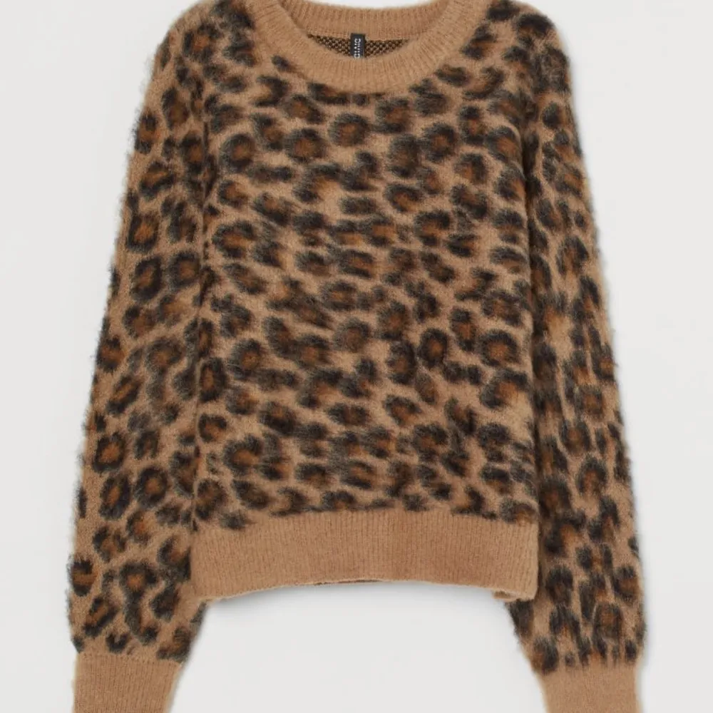 Säljer en super fin stickad leopard tröja!! Inga defekter alls och sitter jättebra❤️❤️. Tröjor & Koftor.