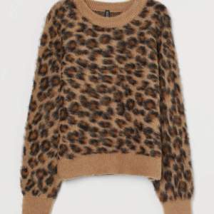 Säljer en super fin stickad leopard tröja!! Inga defekter alls och sitter jättebra❤️❤️