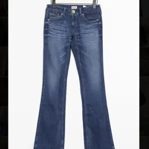 supersöta lågmidjade jeans, de är i bra skick. Midjemåttet rakt över byxorna är ca 37 cm. På mig som är 170 cm går de ner till några cm ovanför marken! Köp gärna med ”Köp nu” knappen, och hör av dig för fler frågor❣️❣️