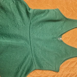 Elegant green top - Bebloum grön top nästan som nytt/med dragkeja bakifrån