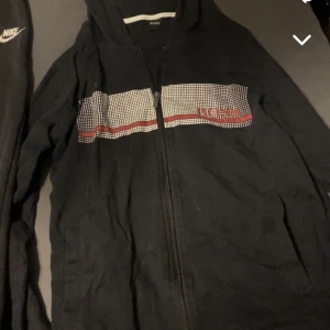 Hugo boss tröja - Hugo boss tjocktröja. Bra skick men tyvärr för liten.