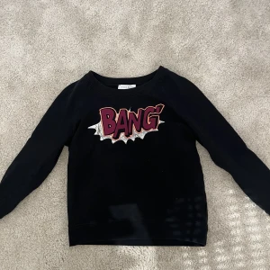 Tröja från Sandro - Super nice tröja från Sandro! Strlk 1 vilket motsvarar xs/s💕Endast använd få gånger! Obs det är inte missfärgningar på sista bilden utan solen! Vet ej vad den är köpt för men skulle gissa runt 2000, säljer för 800!