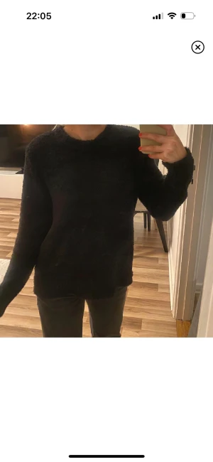 Fluffig tröja  - Svart lurvig så mjuk tröja från Bikbok strl S, använd med ändå i fint skick 🤎 