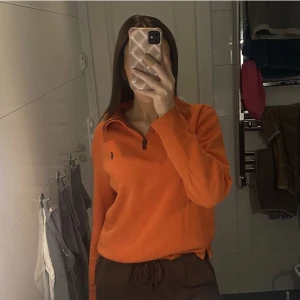 Zip tröja Ralph Lauren - så höstig tröja och den är SÅ mjuk🧡 jättefint skick, storlek xs herr och sitter alldeles perfekt på mig som har xs/s! Passar även en m för en lite tajtare passform! ANVÄND KÖP NU FÖR GRATIS FRAKT TILL O MED 18 APRIL