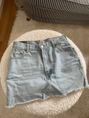 Levis kjol  - Ljusblå jeanskjol köpt på sellpy. Uppskattningsvis storlek S/M