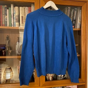 Blå tröja - Blå tröja i 100% bomull köpt på Beyond Retro i Göteborg. Vet inte vad L/G betyder men den sitter definitivt som en S/M.