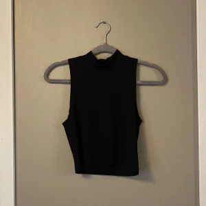 gina tricot linne - begagnat svart gina linne ribbat nypris 200:- vid intresse kan fler bilder skickas 