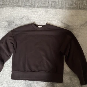 Brun sweatshirt från Gina  - Jag säljer denna bruna sweatshirt från Gina eftersom den är för liten för mig. Den är i storlek xs 