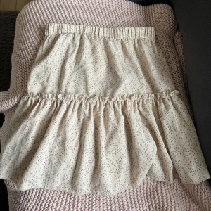 Kjol - Superfin kjol med blommönster, använd 1 gång. Köparen står för frakten 💛