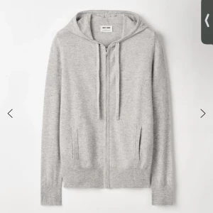 Soft goat hoodie  - Intressekoll på min Soft goat hoodie. I fägen light grey i stolek M passar även S!  Den är i fint skick💗Kan även tänka mig byta den mot en likadan fast i färgen Sand!💗