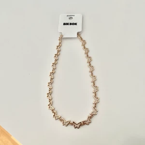 Fjärilshalsband - Säljer dessa guldiga halsbandet med fjärilar, aldrig använt! Köpt på bikbok! 💕 frakt kostar 14 kr!