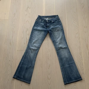 Coola lågmidjade jeans! - As snygga jeans med coola detaljer på bakfickorna. Byxorna är i bra skick köpta här på plick men passade tyvärr inte mig.. Hör av dig om du är intresserad!🤍