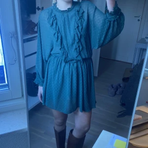 Klänning - Så söt klänning med volanger från zara🖤I storlek L men köpte i en större storlek då jag tyckte om att den satt lite loose🥰