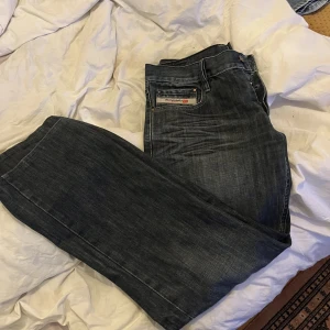 Diesel jeans  - Coola diesel jeans som sitter lite lågmidjat står storlek w34 i men sitter som w31 L32 då jag sytt in dom man kan ta bort instningen om man vill men dom är jätte sköna och snygga 