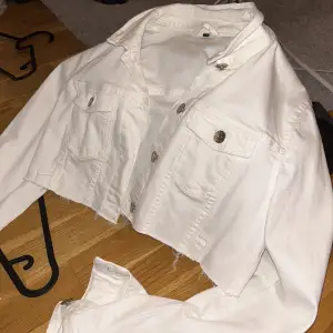 Jätte fin cropped jeans jacket i färgen vit. Storlek xs men passar säkert till om man har s också. Ror på hur man vill den ska sitta som sagt