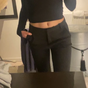 Midwaisted kostymbyxor  - Trendiga midwaist kostym byxor ifrån veromoda  Storlek 32 och i nytt skick då jag köpte dom i februari  Kontakta för frågor 🤍