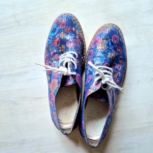 Blommiga skor - Blev aldrig använda av mig pga bytte stil. Till någon som har lite smalare fötter 🤗🪻