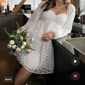 Nakd klänning  - Säljer denna slutsålda klänningen från NA-KD 💕 storlek 34, perfekt till studenten. Helt oanvänd med prislapp kvar. Köpare står för frakten💕