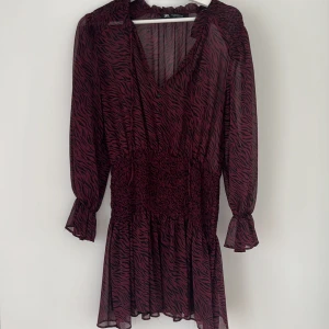 Klänning Zara - Meshtyg med fint smock i midjan! Använd fåtal gånger