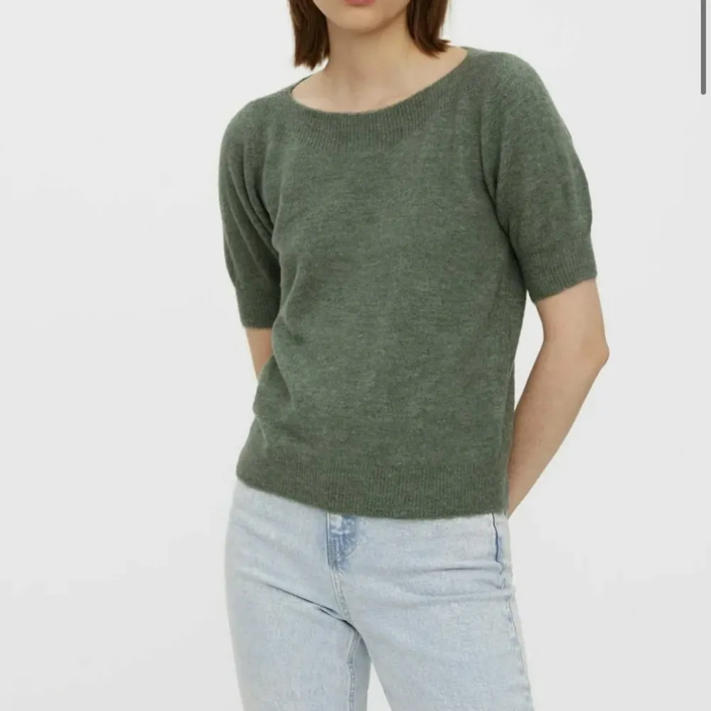 Säljer denna skit snygga tröja från vero Moda som är slutsåld som tvyärr inte kommer till användning.Om ni har några frågor så är det bara att höra av er💋💋. Stickat.