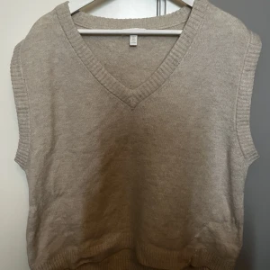 Oversized väst - En beige väst från hm i storleken s, den är dock väldigt stor och kan passa upp till storlek L. Aldrig använd endast tvättad en gång 