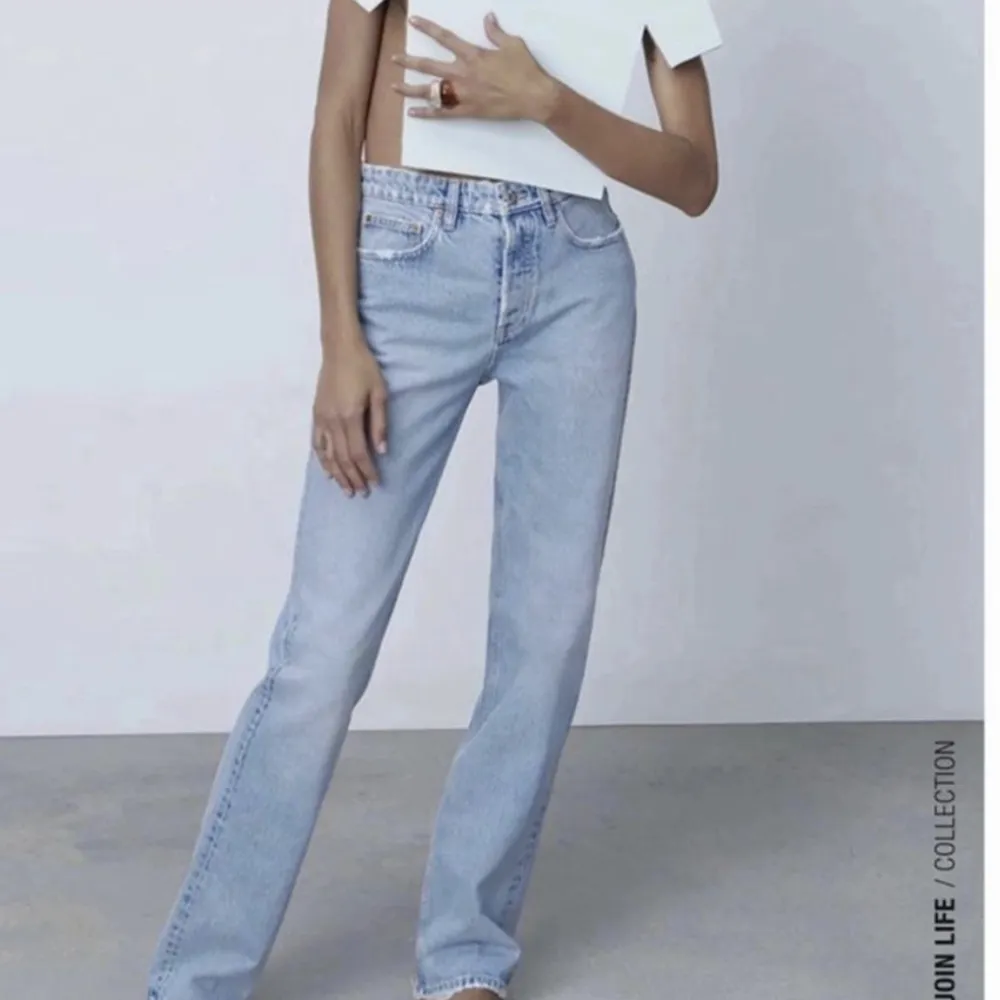 Populära och Snygga mid waist  Zara jeans. Storlek 36 men passar 34 också🫶 Använda ett fåtal gånger och har inga defekter. Skriv för fler bilder❤️. Jeans & Byxor.