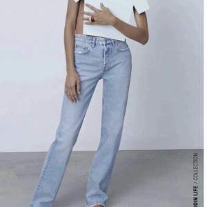Populära och Snygga mid waist  Zara jeans. Storlek 36 men passar 34 också🫶 Använda ett fåtal gånger och har inga defekter. Skriv för fler bilder❤️
