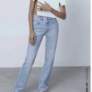 Zara Jeans - Populära och Snygga mid waist  Zara jeans. Storlek 36 men passar 34 också🫶 Använda ett fåtal gånger och har inga defekter. Skriv för fler bilder❤️