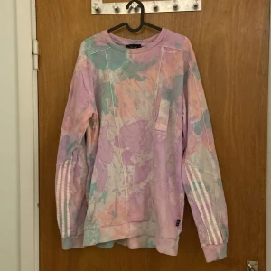 adidas x pharrell williams HU Holi crewneck  - knappt använd, strl M perfekt för våren!!!!