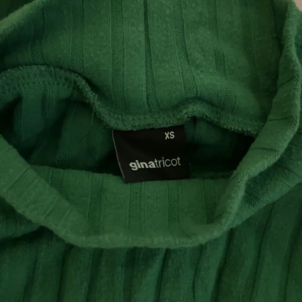 En grön tröja/topp från gina🍃💕. Toppar.