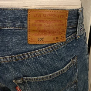 klassiska levis 501!!! 👖 - säljer åt min kille som aldrig använder dessa, perfekt skick!  original fit, strl 30 x 30