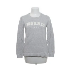 Grå Morris Lady tröja storlek XS - Säljer nu denna grå stickade Morris Lady tröja i storlek XS. Skit snygg men får tyvärr inte någon användning för den. Hör av er för flera bilder eller andra frågor☺️💓