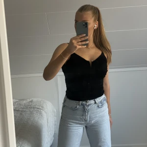 Topp - Säljer denna topp med öppen rygg, eftersom jag inte använder den längre