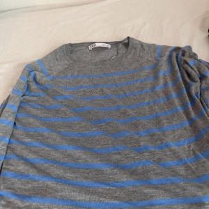 Stickad randig tröja  - Hej! Jag säljer denna as snygga stickade tröjan ifrån zara som är helt oanvänd! Den är blå och grå med ett lite tunnare material, perfekt till sommaren!❤️