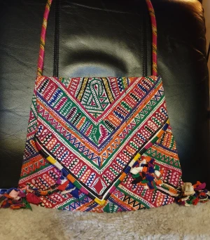 Vacker Indisk färglad väska - Vacker VÄSKA FRÅN indien medium size. knappt använd nypris var 700 kr för 20 år sedan.
