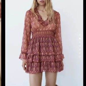 Zara klänning - Världens finaste zara klänning som jag älskar men inte använder ❤️💖❤️💖 mycket bra skick storlek XS! 