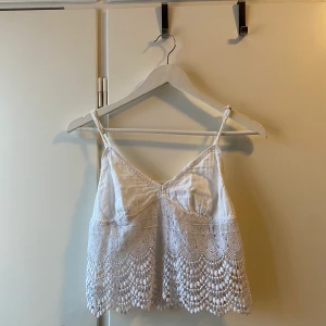 Hollister topp M - Hollister topp strl M. Jag brukar ha XS/S och kan använda denna 