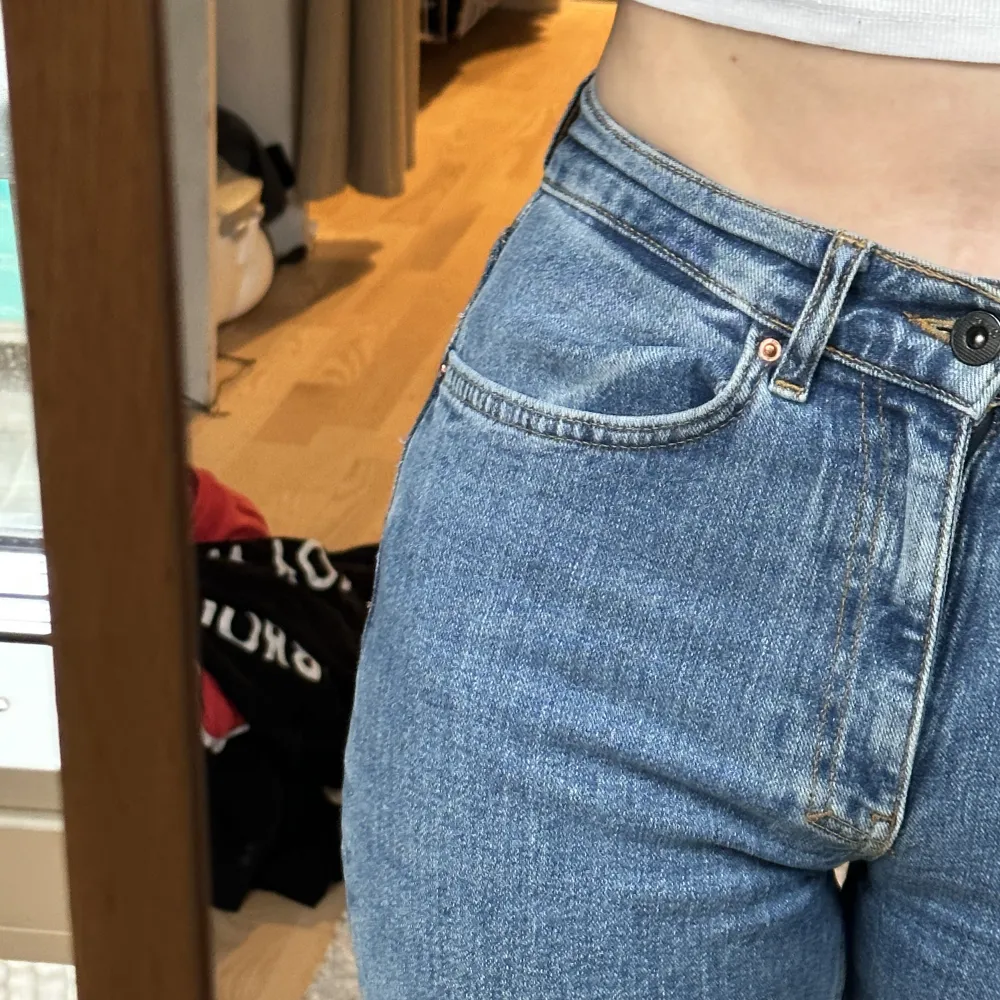 Säljer dessa jeans köpts på Carlings som sitter jättefint på och är sköna i materialet! Det är en rak modell och går precis ner till hälarna på mig som är 156cm🦋. Jeans & Byxor.