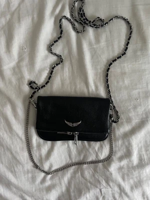 Zadig & Voltaire väska  - Super fin zadig väska i nyskick, aldrig använd!! Äkthesbevis finns. Säljer för 1400 Det är den minsta modellen. 